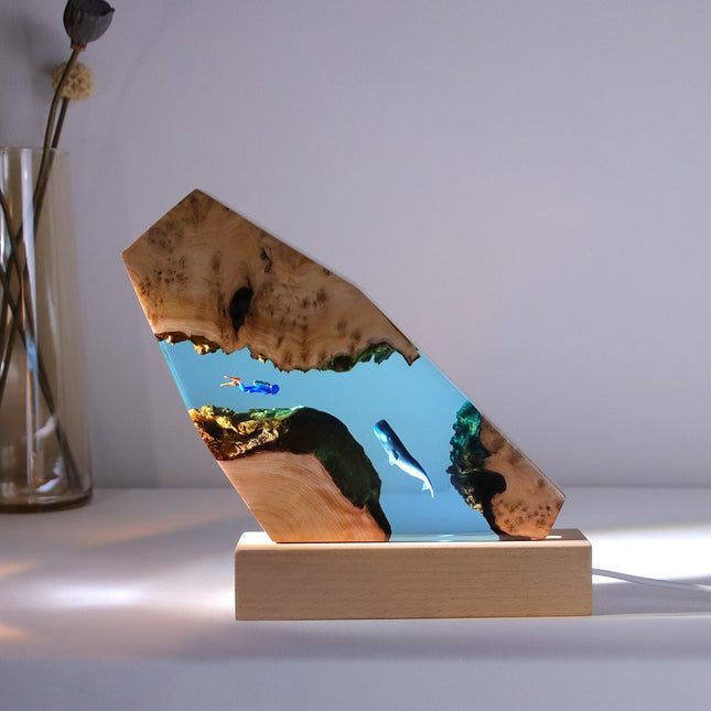 Houten lamp met walvis in oceaan