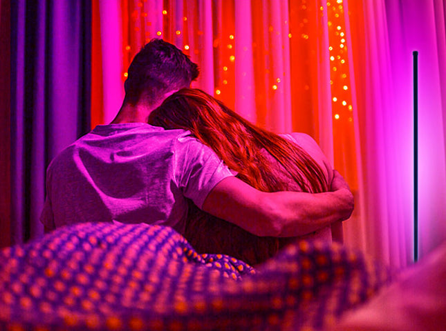 Moderne LED vloerlamp met regenboogkleuren