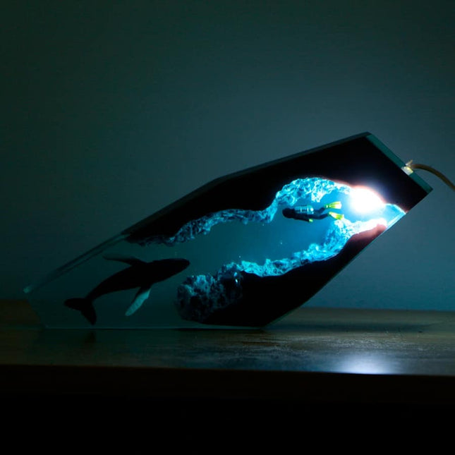Walvis lamp van epoxyhars en hout