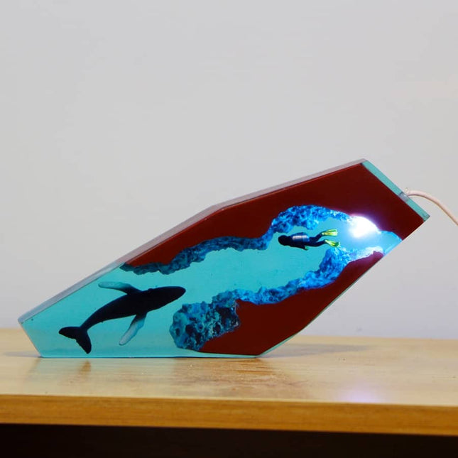 Walvis lamp van epoxyhars en hout