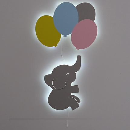 Houten wandlamp olifant met ballonnen