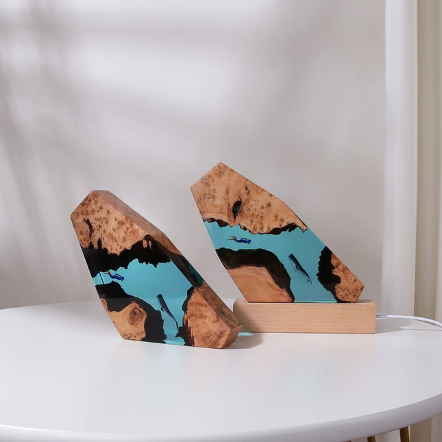 Houten lamp met walvis in oceaan