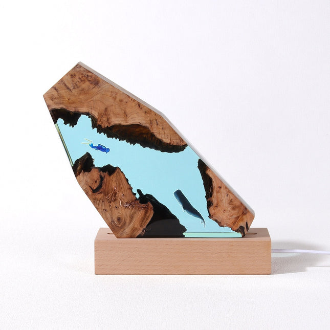 Houten lamp met walvis in oceaan