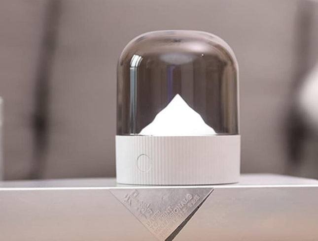 Nachtlampje met berg onder glazen stolp