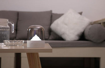 Nachtlampje met berg onder glazen stolp