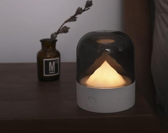 Nachtlampje met berg onder glazen stolp